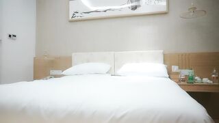 【利哥探花】高端场白衣大奶美女，多姿势口交，大白屁股，大力深插撞击很Q弹