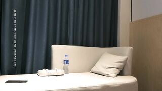 【小宝寻花】约了个白衣高颜值妹子，床上骑坐摸奶抽插抬腿侧入大力猛操